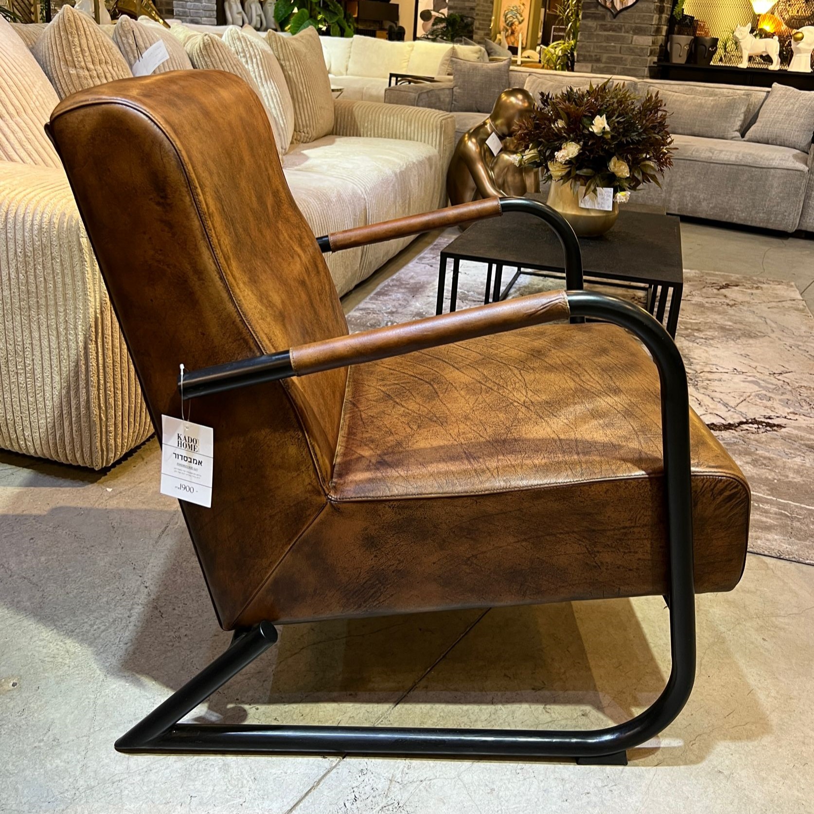 כורסא מעוצבת עור בופאלו חום ידיות ברזל שחורות דגם אמבסדור