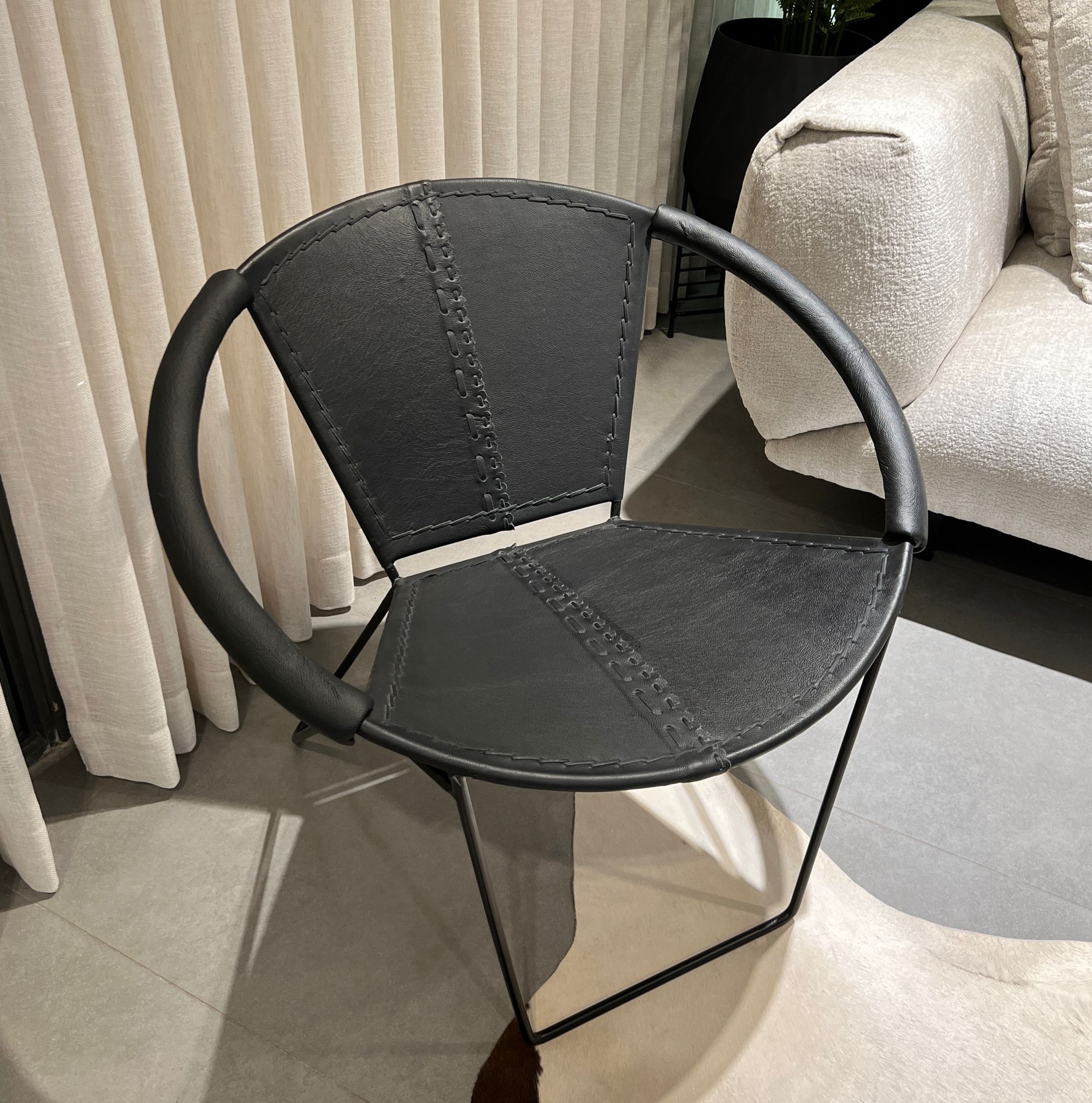 כורסא עגולה עור בופאלו שחור דגם אמבסדור