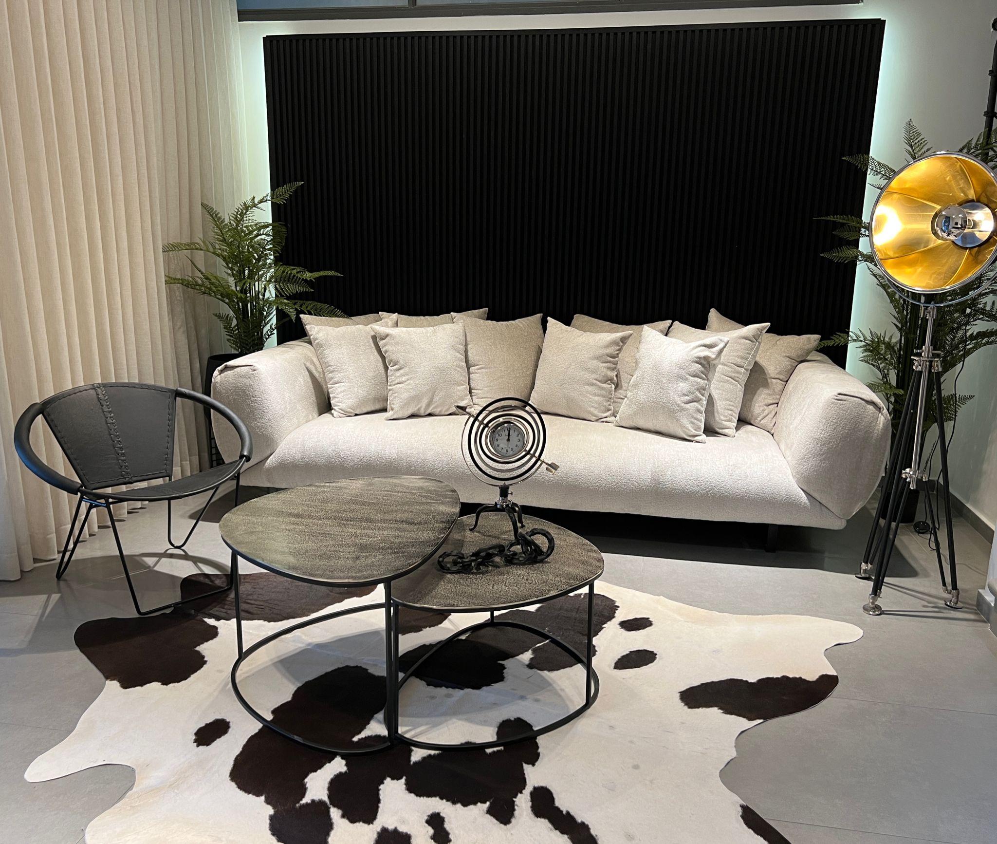 כורסא עגולה עור בופאלו שחור דגם אמבסדור