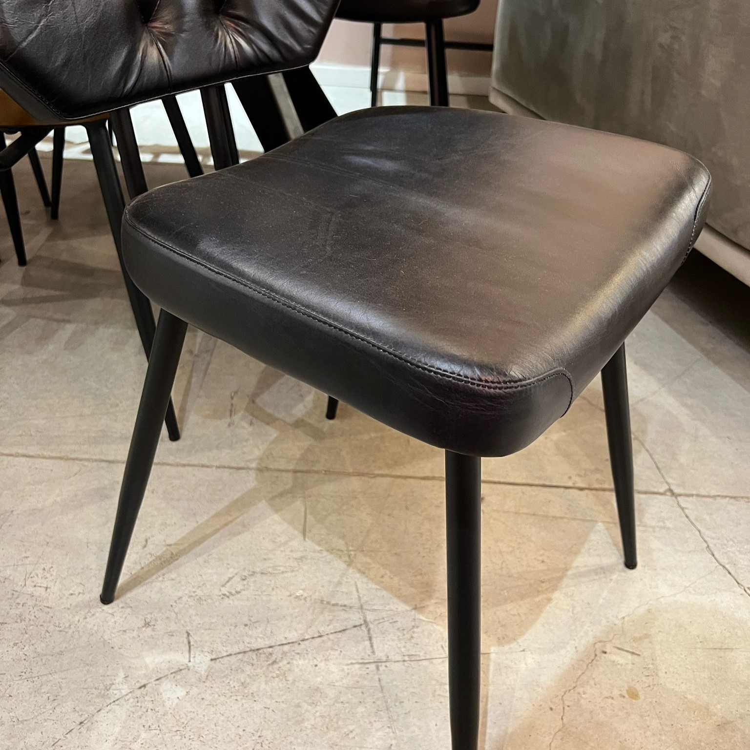 כסא פינת אוכל מעוצב קפיטונז עור שחור דגם לאונרדו אשוק - אחרון מתצוגה!