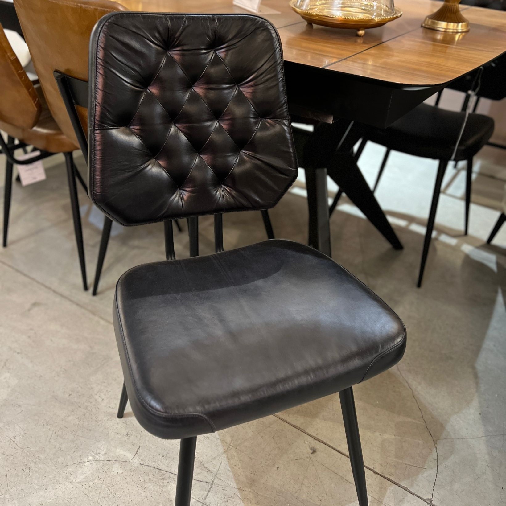 כסא פינת אוכל מעוצב קפיטונז עור שחור דגם לאונרדו אשוק - אחרון מתצוגה!