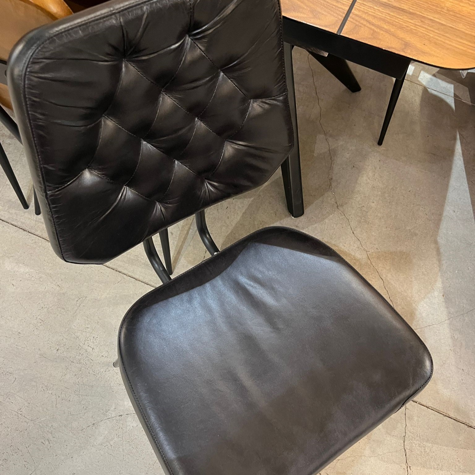 כסא פינת אוכל מעוצב קפיטונז עור שחור דגם לאונרדו אשוק - אחרון מתצוגה!