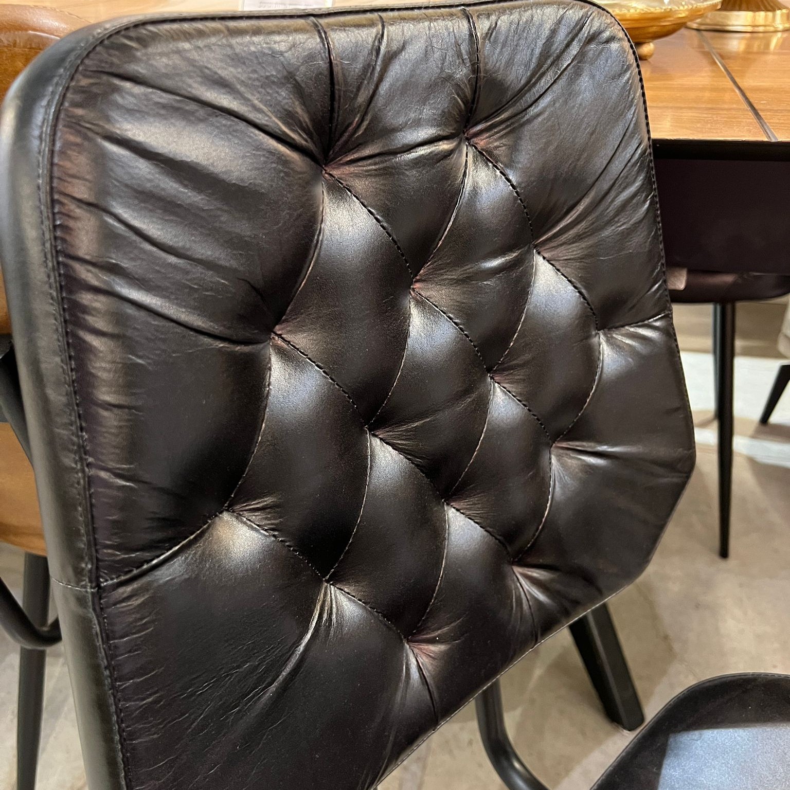 כסא פינת אוכל מעוצב קפיטונז עור שחור דגם לאונרדו אשוק - אחרון מתצוגה!