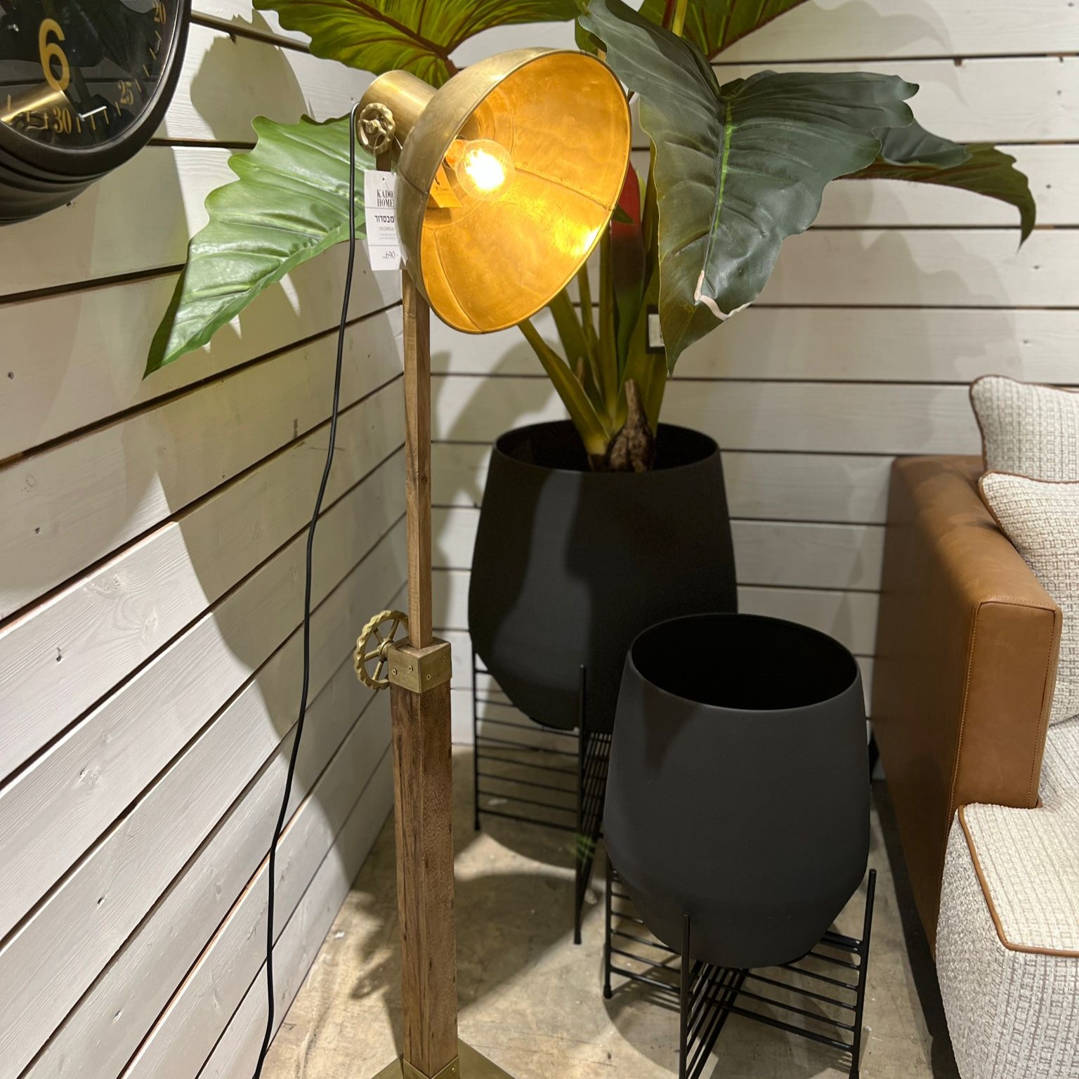 מנורה עומדת דגם אמבסדור