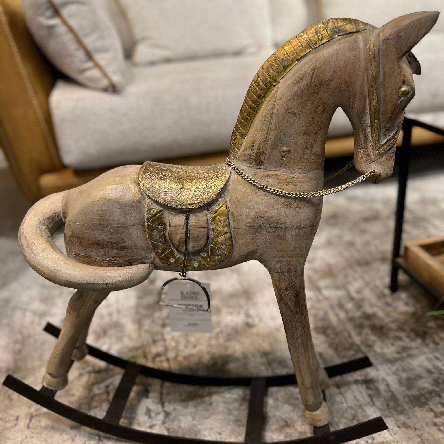 סוס נדנדה עץ דגם אמבסדור