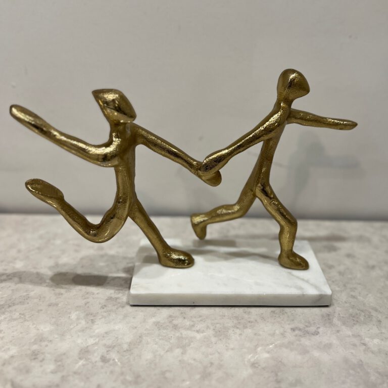 פסל זוג צוהל מזיקים ידיים מתכת זהב בסיס לבן