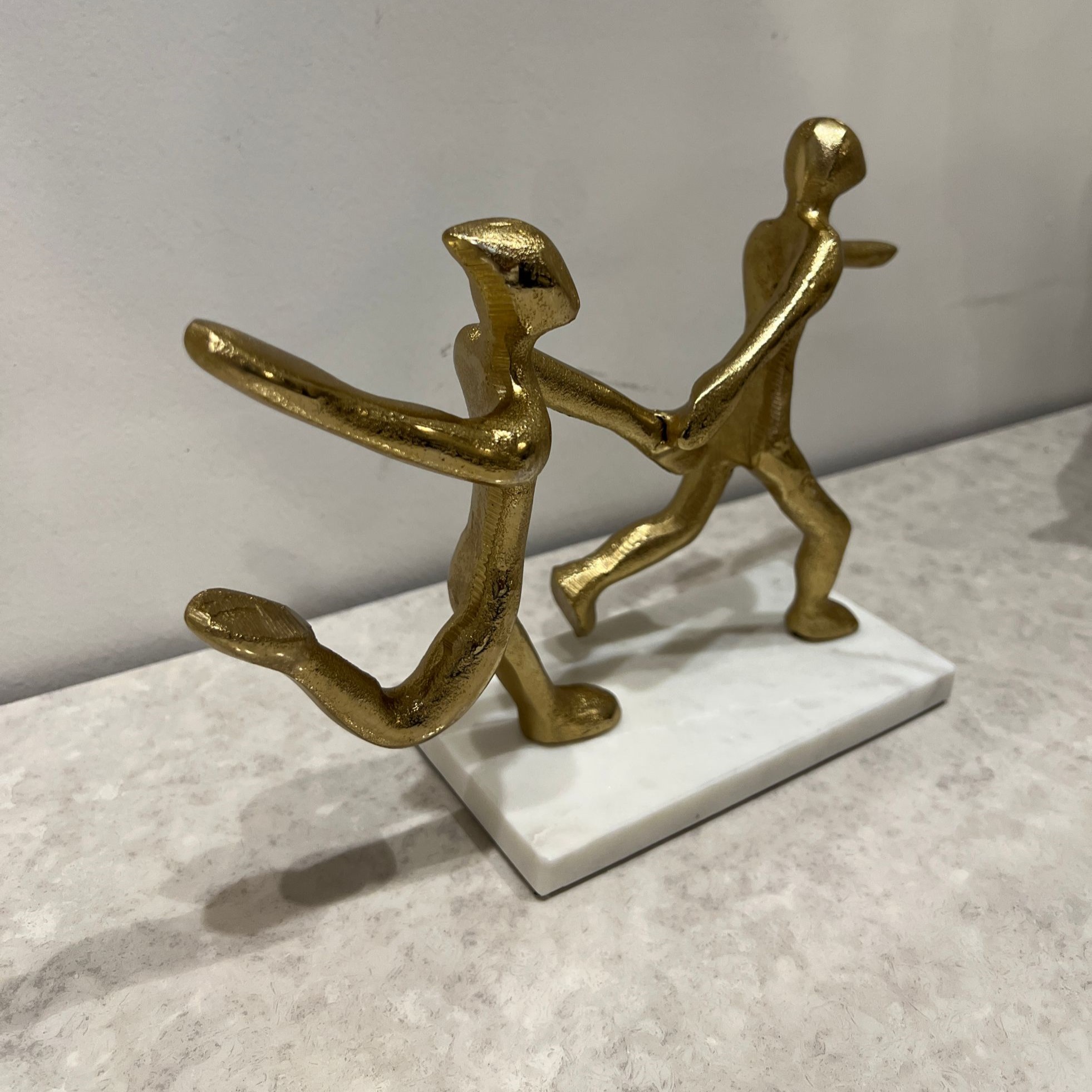 פסל זוג צוהל מזיקים ידיים מתכת זהב בסיס לבן