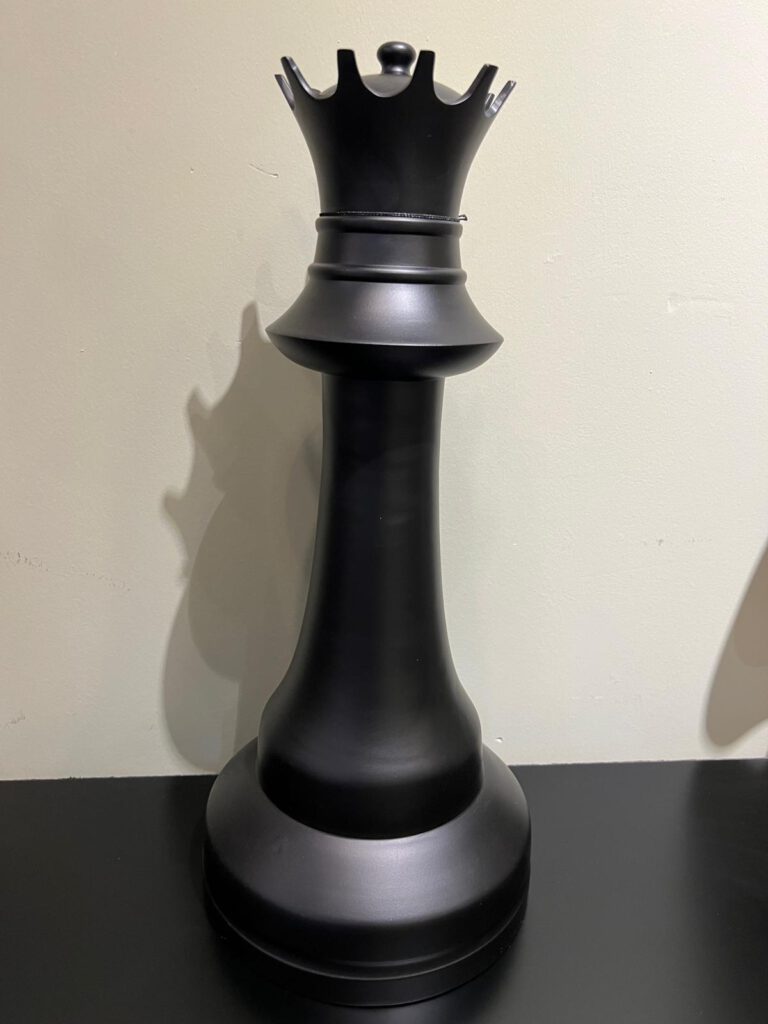 פסל שחמט שחור ענק