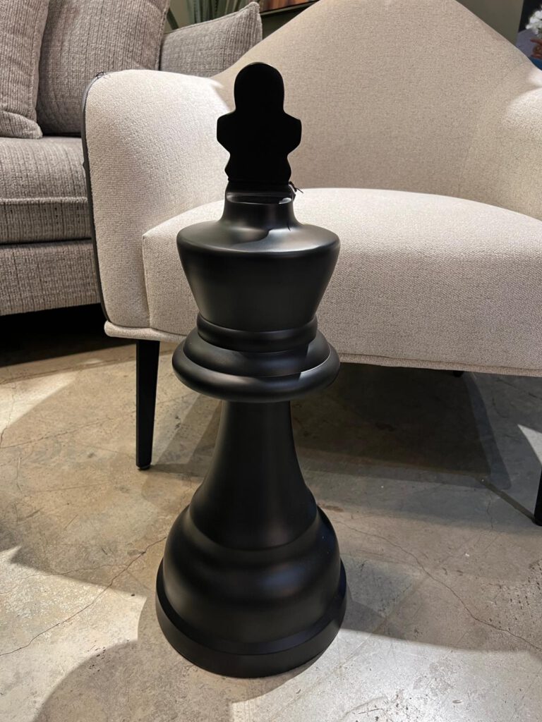פסל שחמט שחור ענק