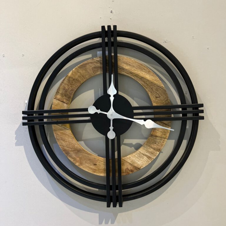 שעון קיר טבעות ברזל שחור ועץ