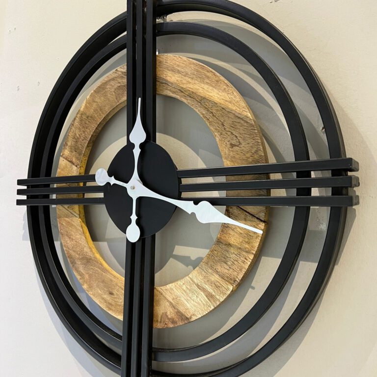 שעון קיר טבעות ברזל שחור ועץ