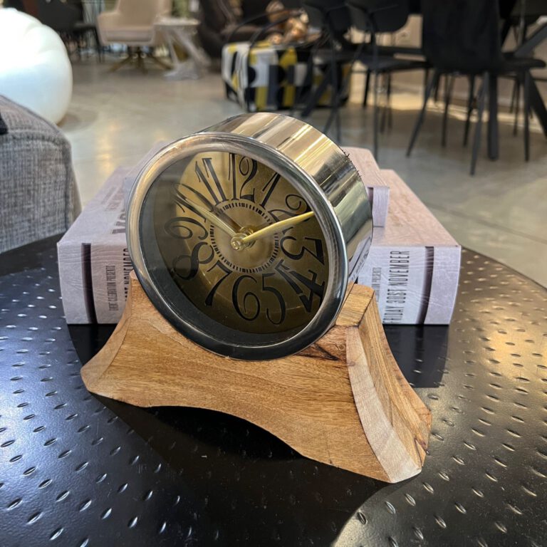 שעון שולחני מתכת כסופה רקע זהב על סטנד עץ