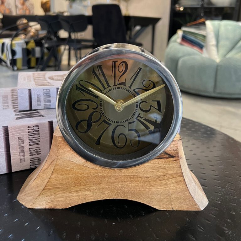 שעון שולחני מתכת כסופה רקע זהב על סטנד עץ