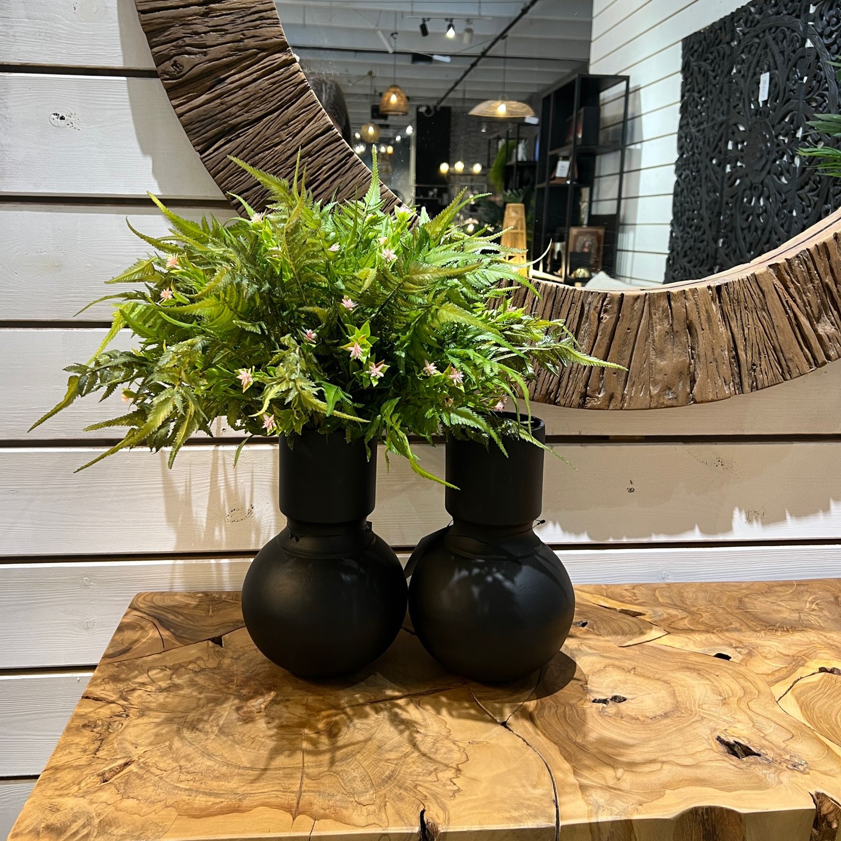 כד שחור בסיס כדור קטן כד שחור בסיס כדור קטן