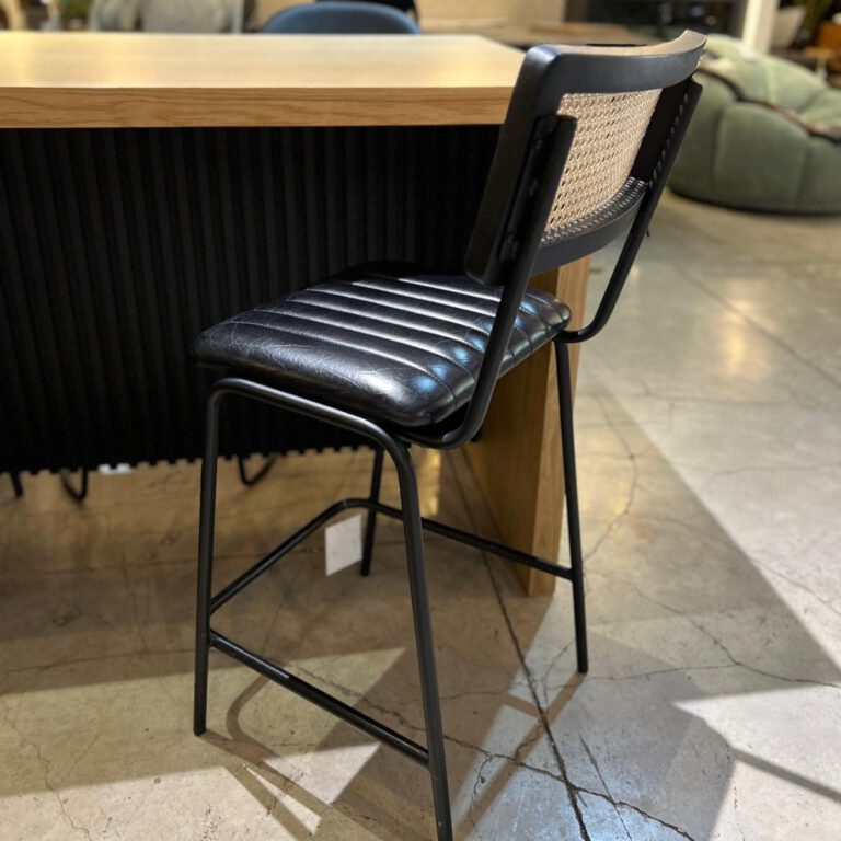 כסא בר דגם ראטן עור שחור
