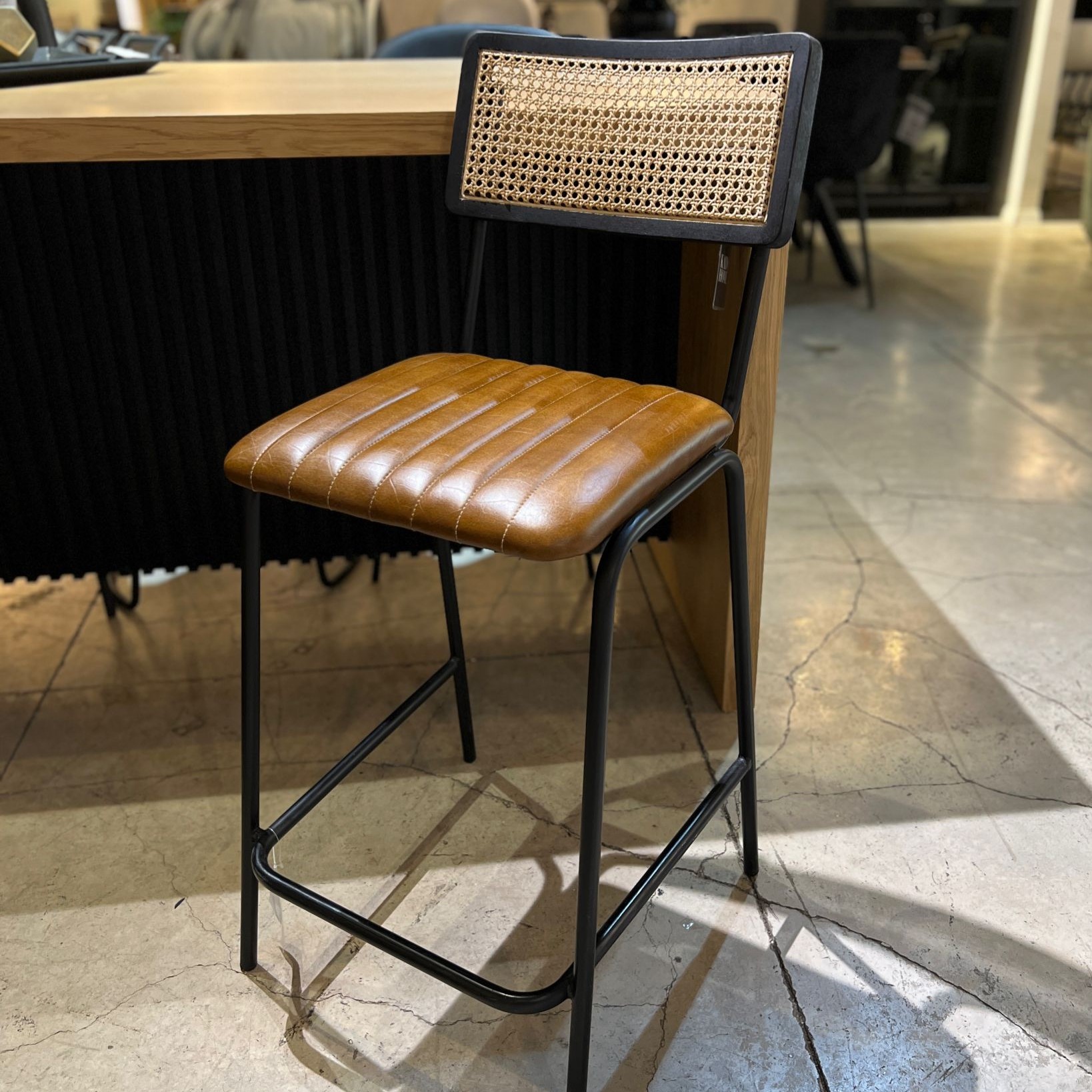 כסא בר דגם ראטן עור חום