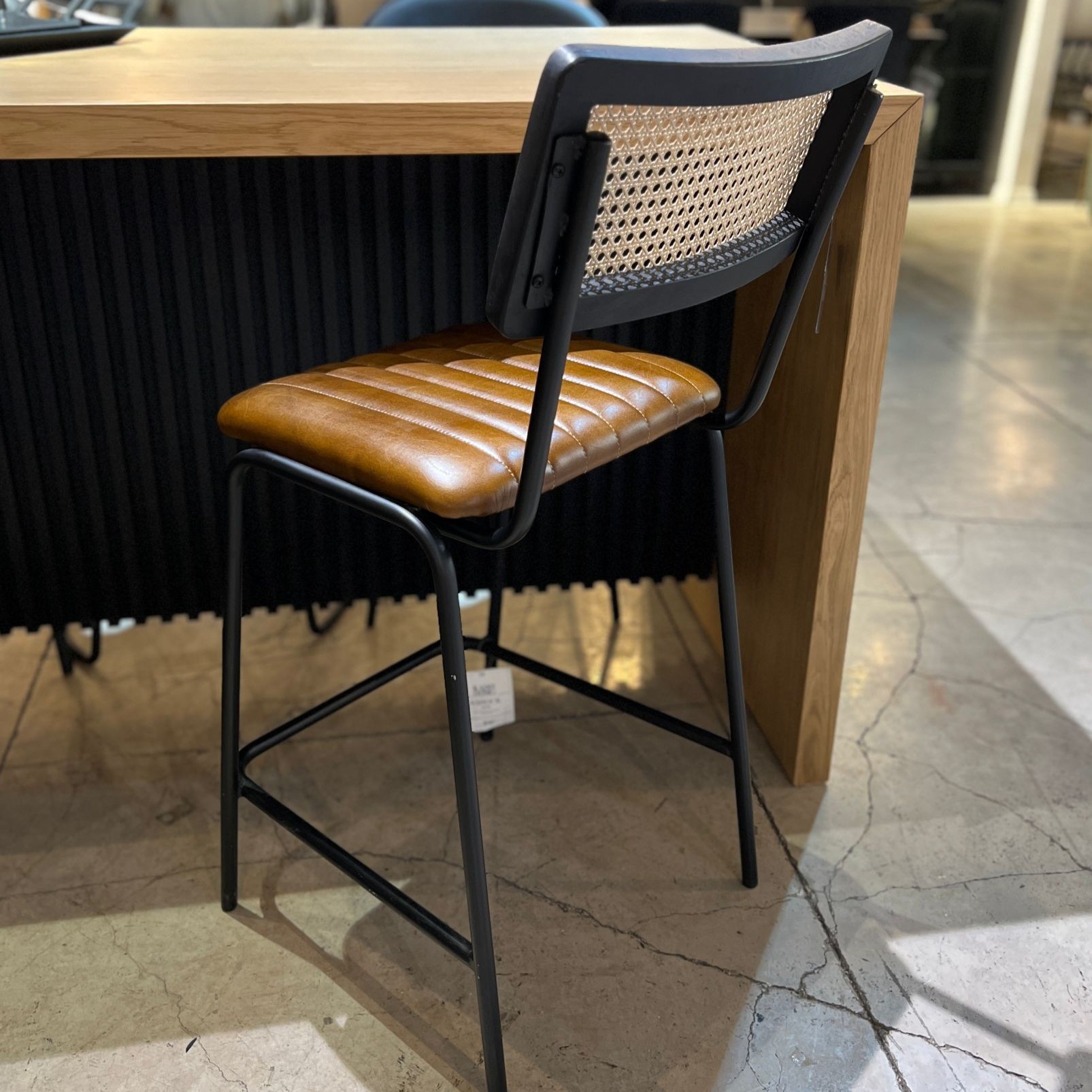 כסא בר דגם ראטן עור חום