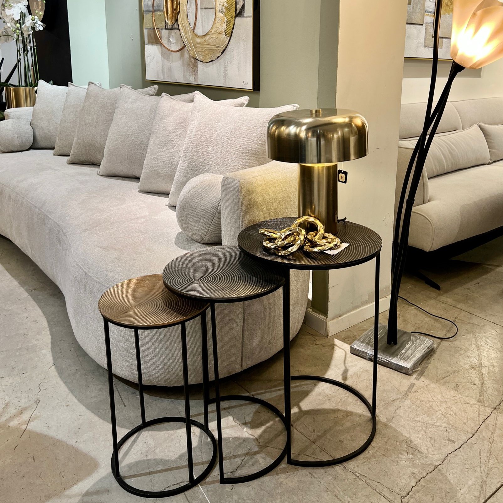 סט 3 שולחנות צד שחור זהב נחושת סט 3 שולחנות צד שחור זהב נחושת