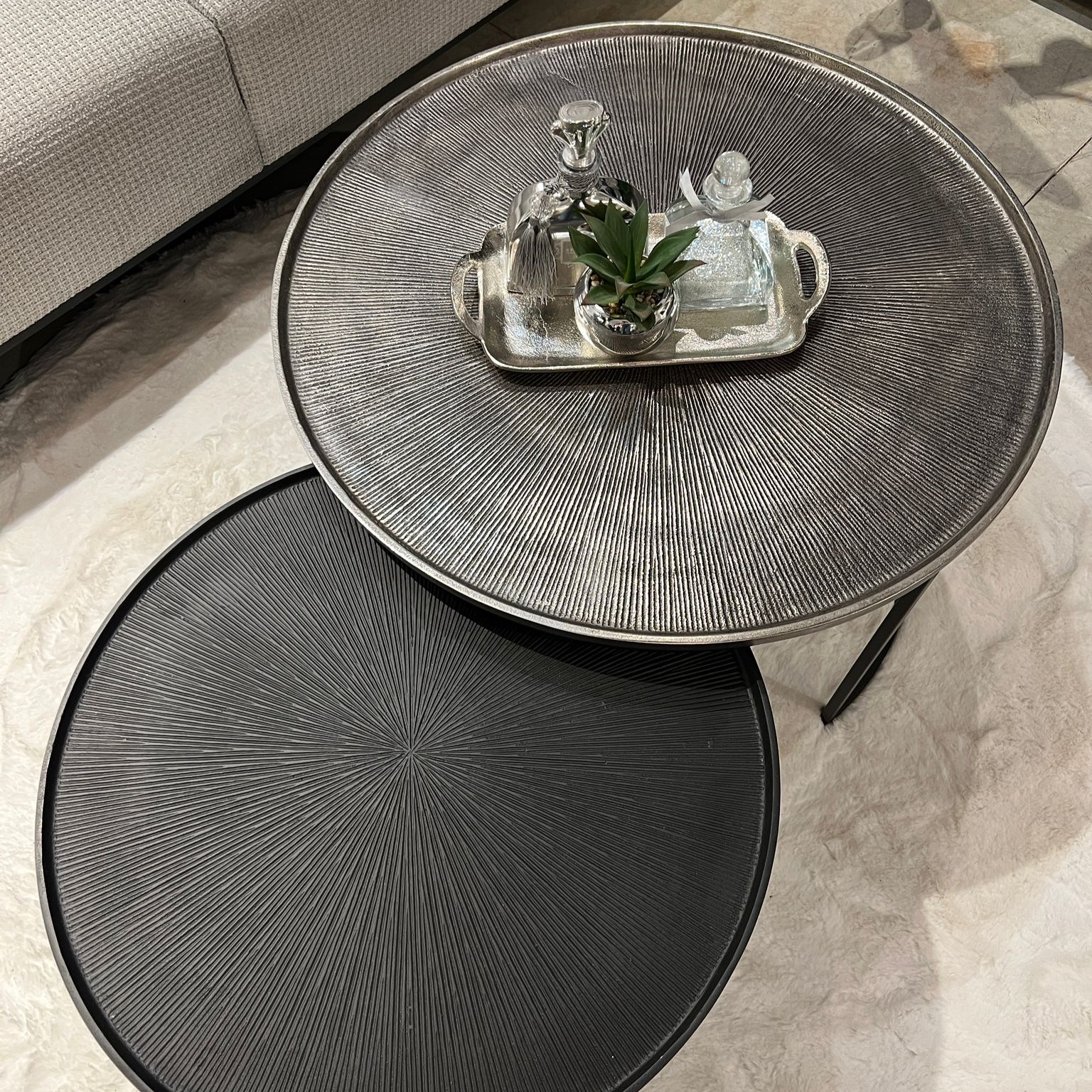 סט שולחנות סלון עגולים מגש פיוטר ושחור דגם רויאל סט שולחנות סלון עגולים מגש פיוטר ושחור דגם רויאל