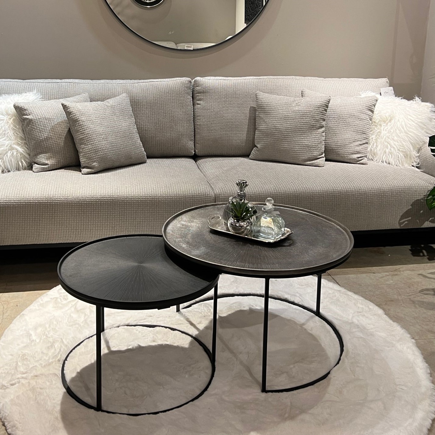 סט שולחנות סלון עגולים מגש פיוטר ושחור דגם רויאל סט שולחנות סלון עגולים מגש פיוטר ושחור דגם רויאל