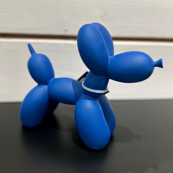 פסל כלב כחול