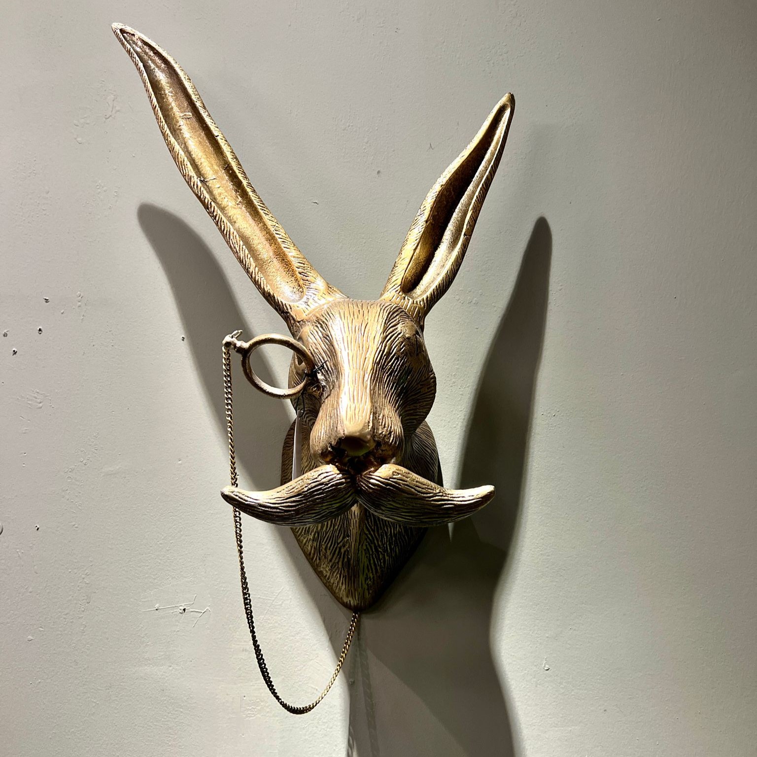 פסל ראש ארנב תליה קיר זהב ענק
