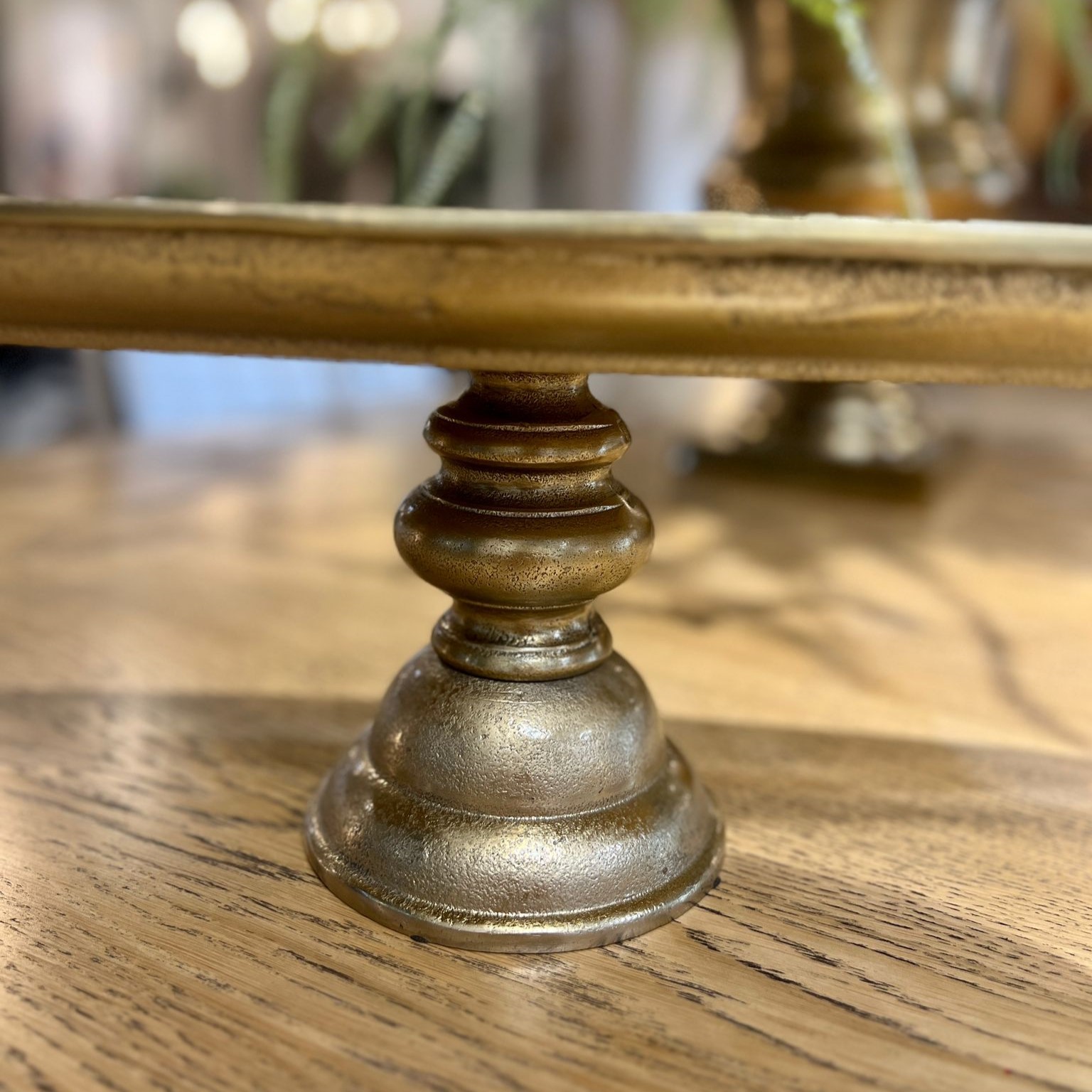 קערה אובאלית על רגל זהב