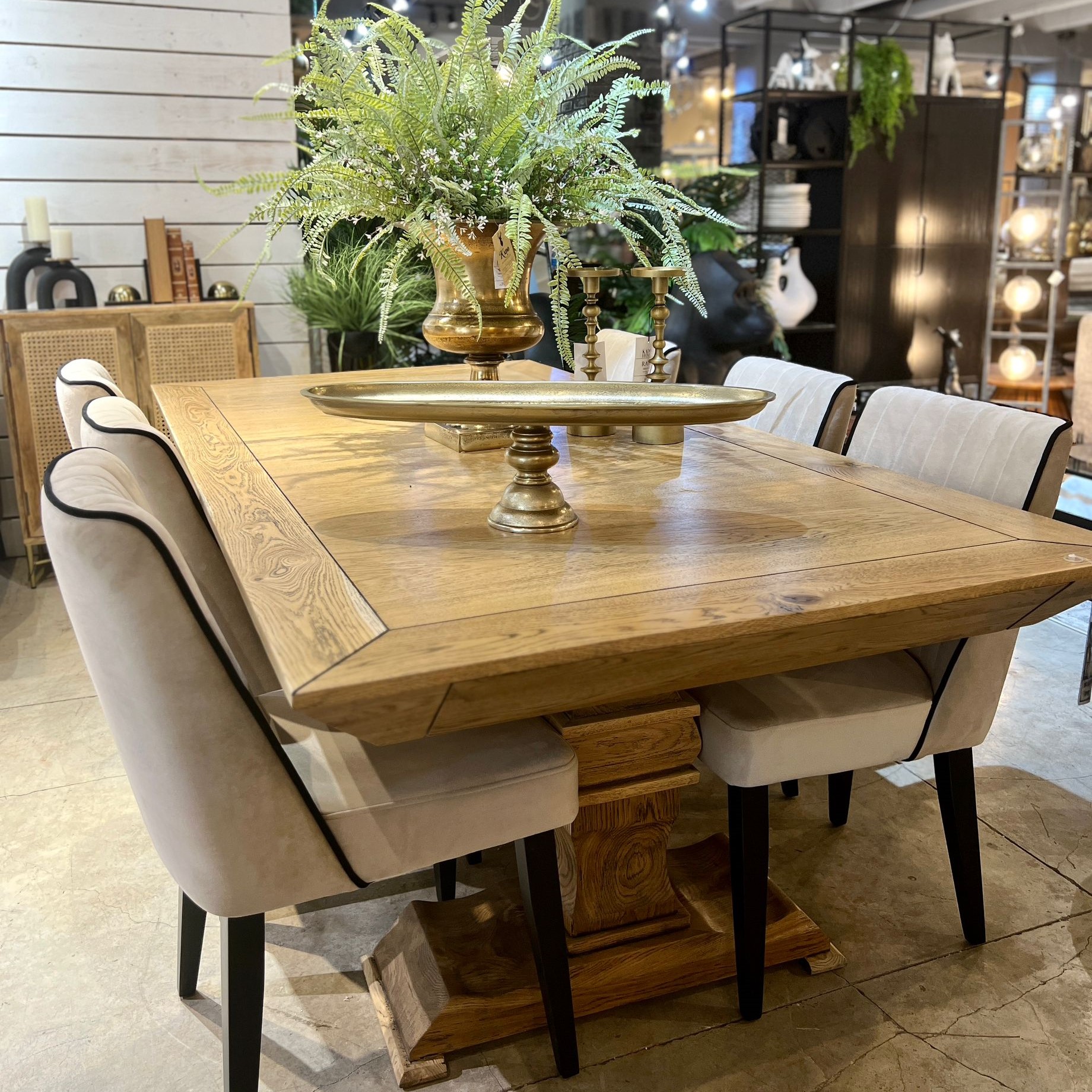 קערה אובאלית על רגל זהב