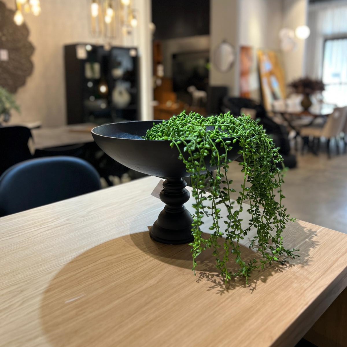 קערה עגולה על רגל שחור דגם רויאל קערה עגולה על רגל שחור דגם רויאל