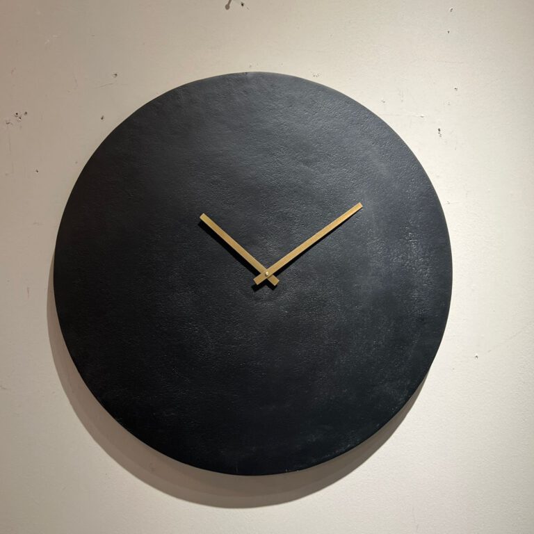 שעון מתכת שחור מחוגים זהב