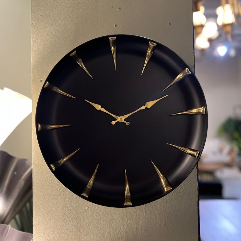 שעון קיר מתכת שחור מספרי קויים זהב