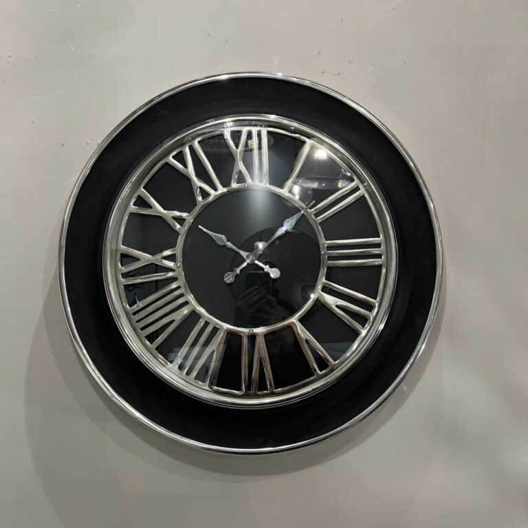 שעון קיר שחור עם ניקל כסף וזכוכית