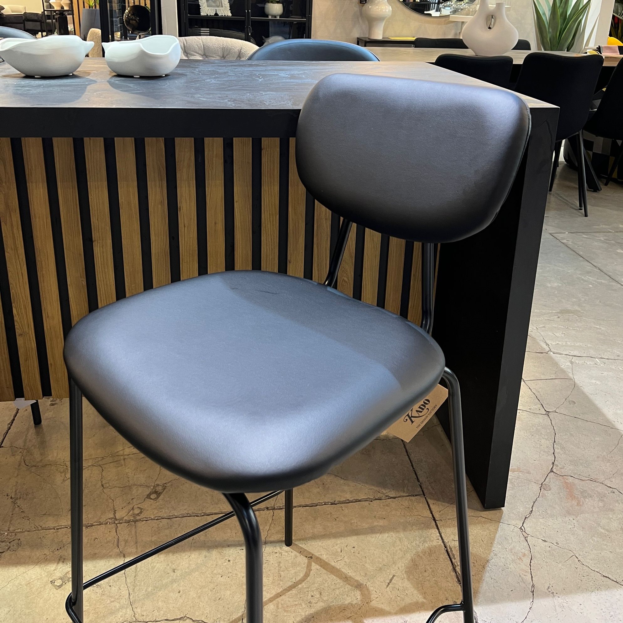 כיסא בר דגם ״לורי״ שחור