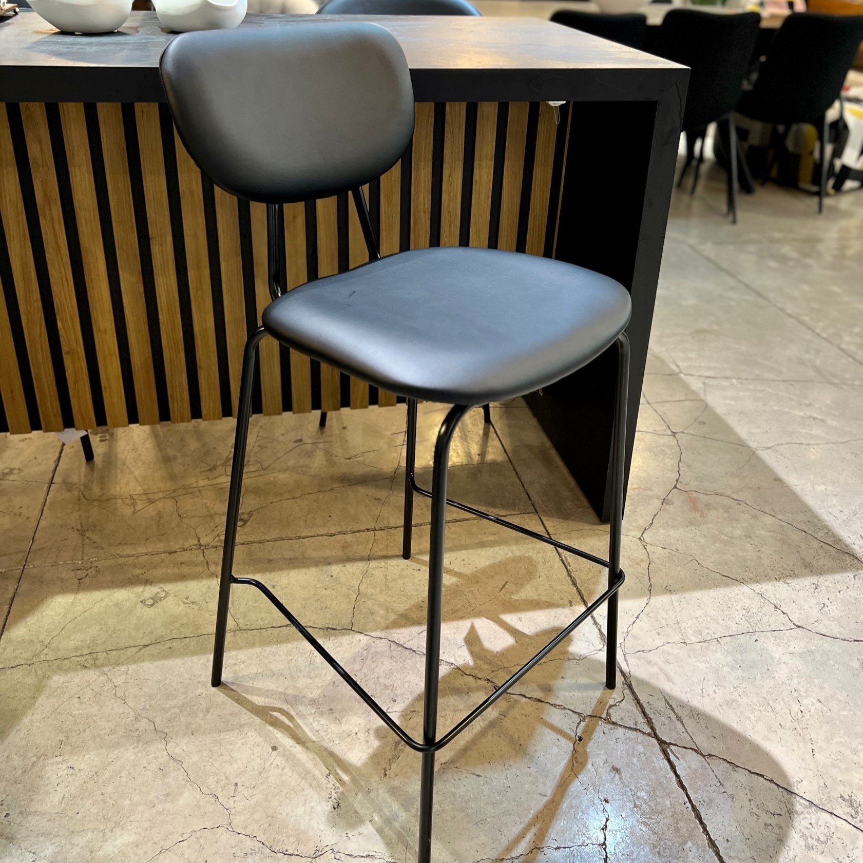 כיסא בר דגם ״לורי״ שחור