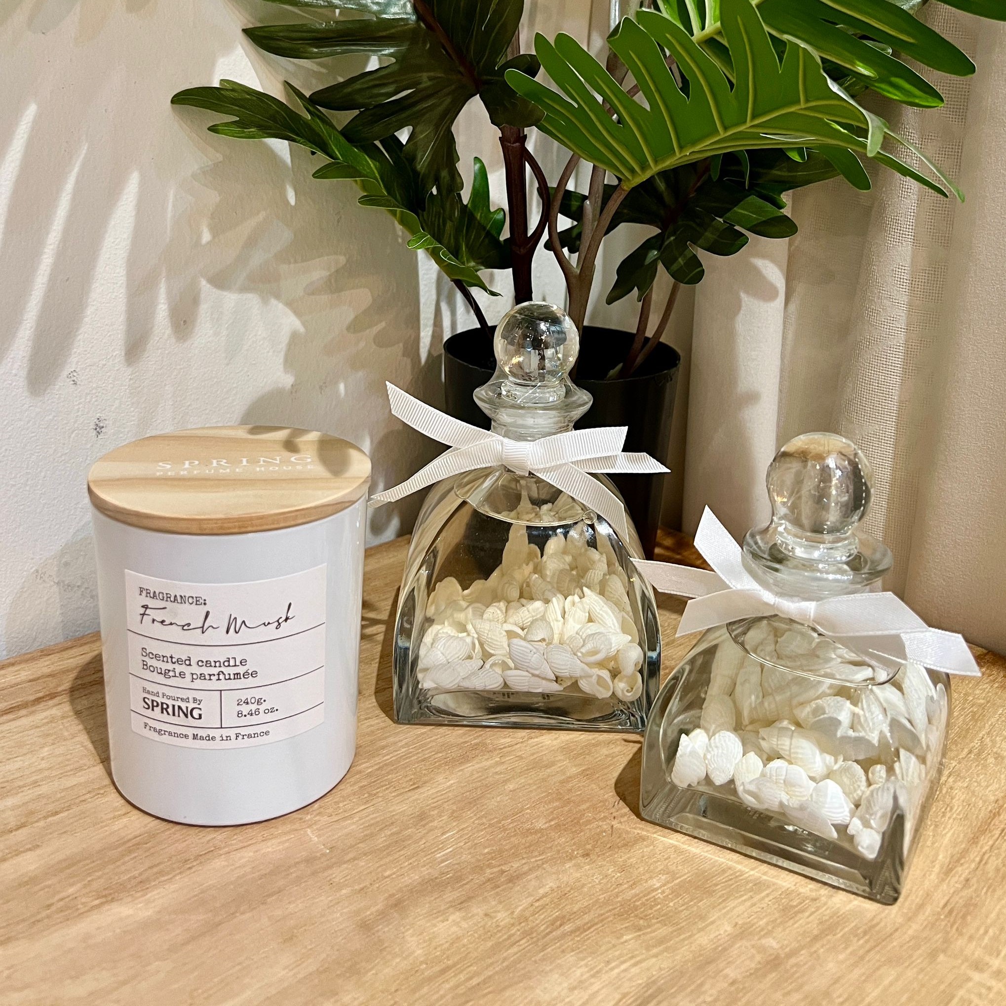 נר אגרטל לבן 240 ג'+ מכסה עץ נר אגרטל לבן 240 ג'+ מכסה עץ