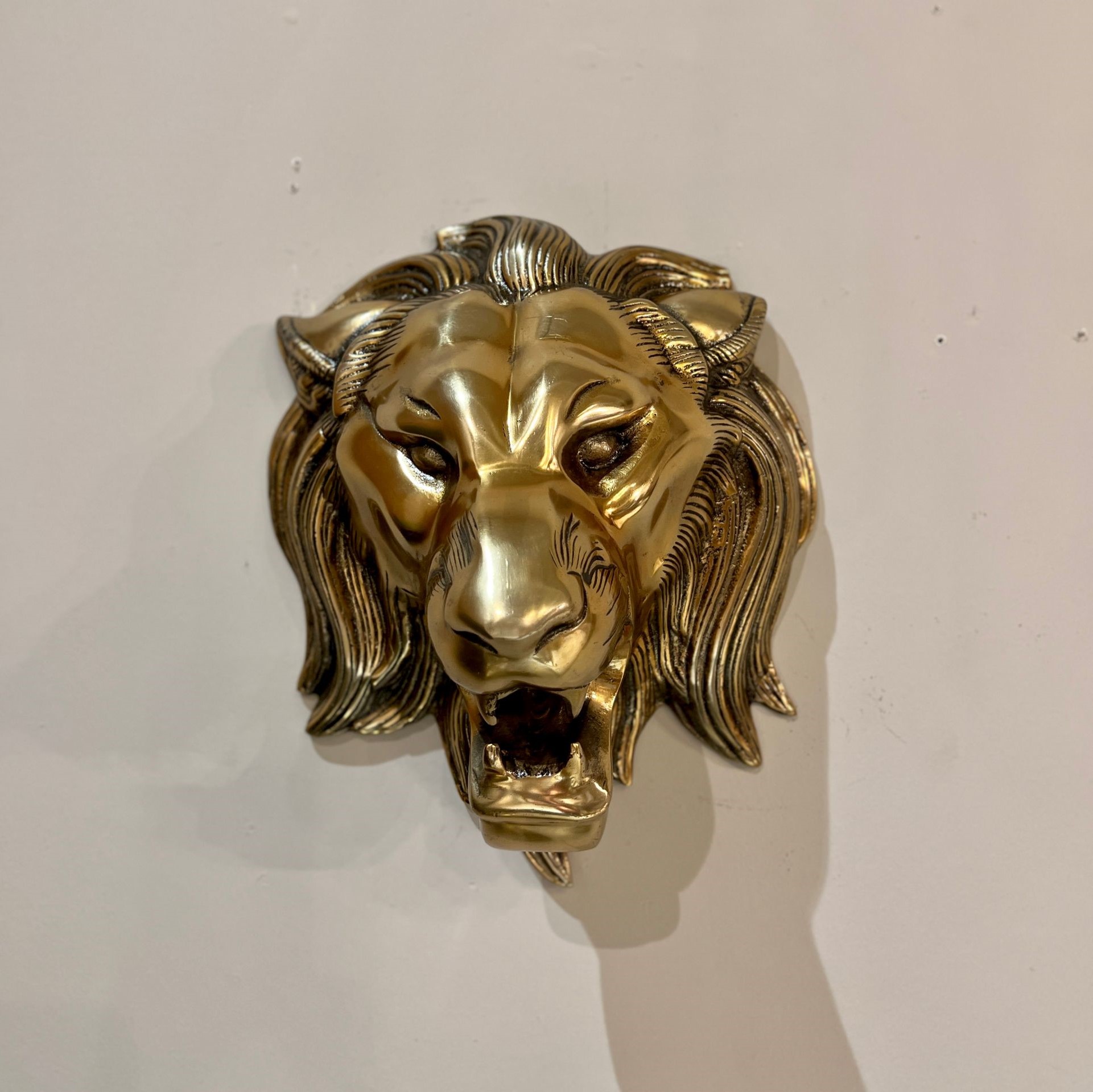 פסל ראש אריה זהב תליה