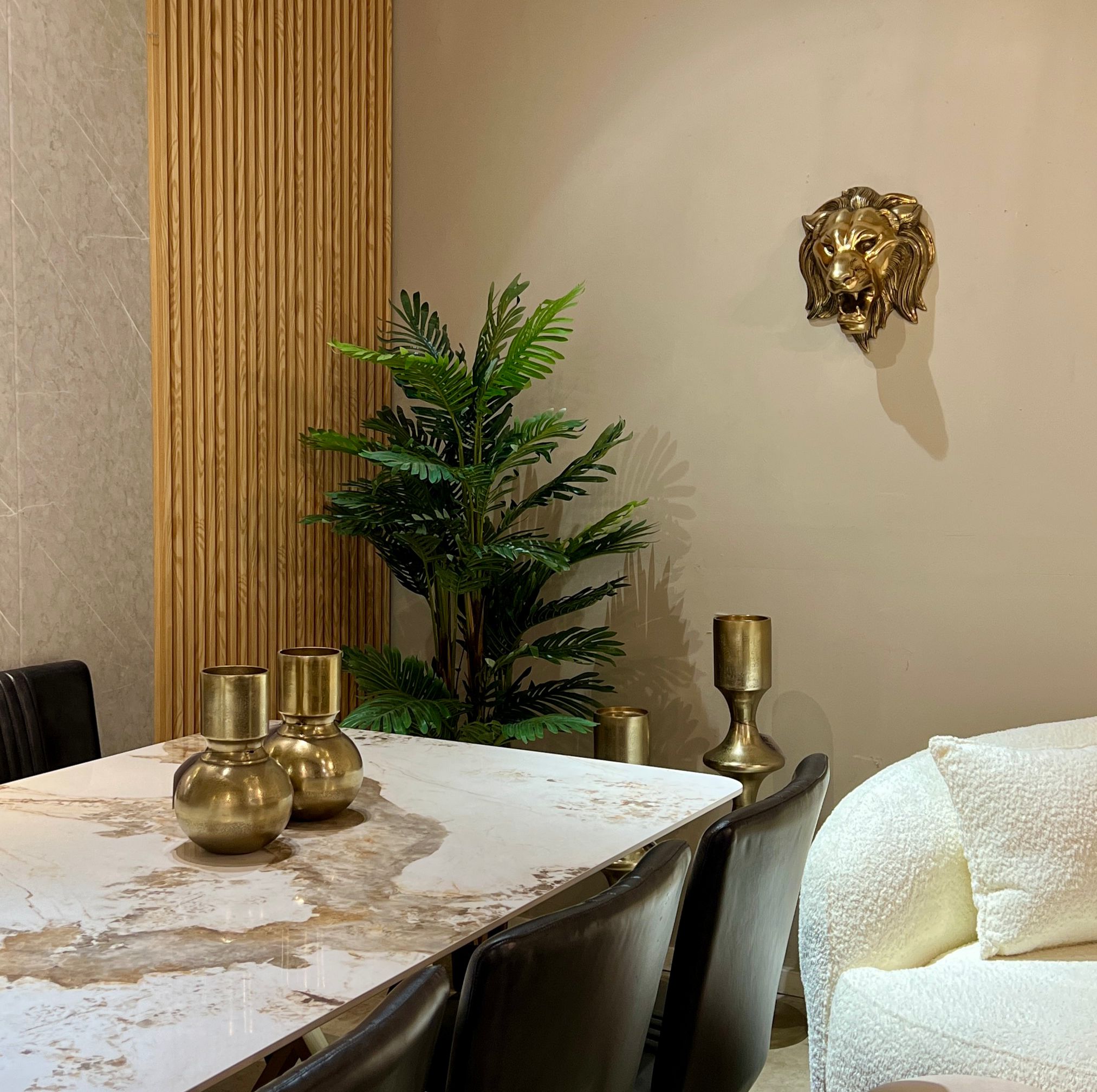 פסל ראש אריה זהב תליה