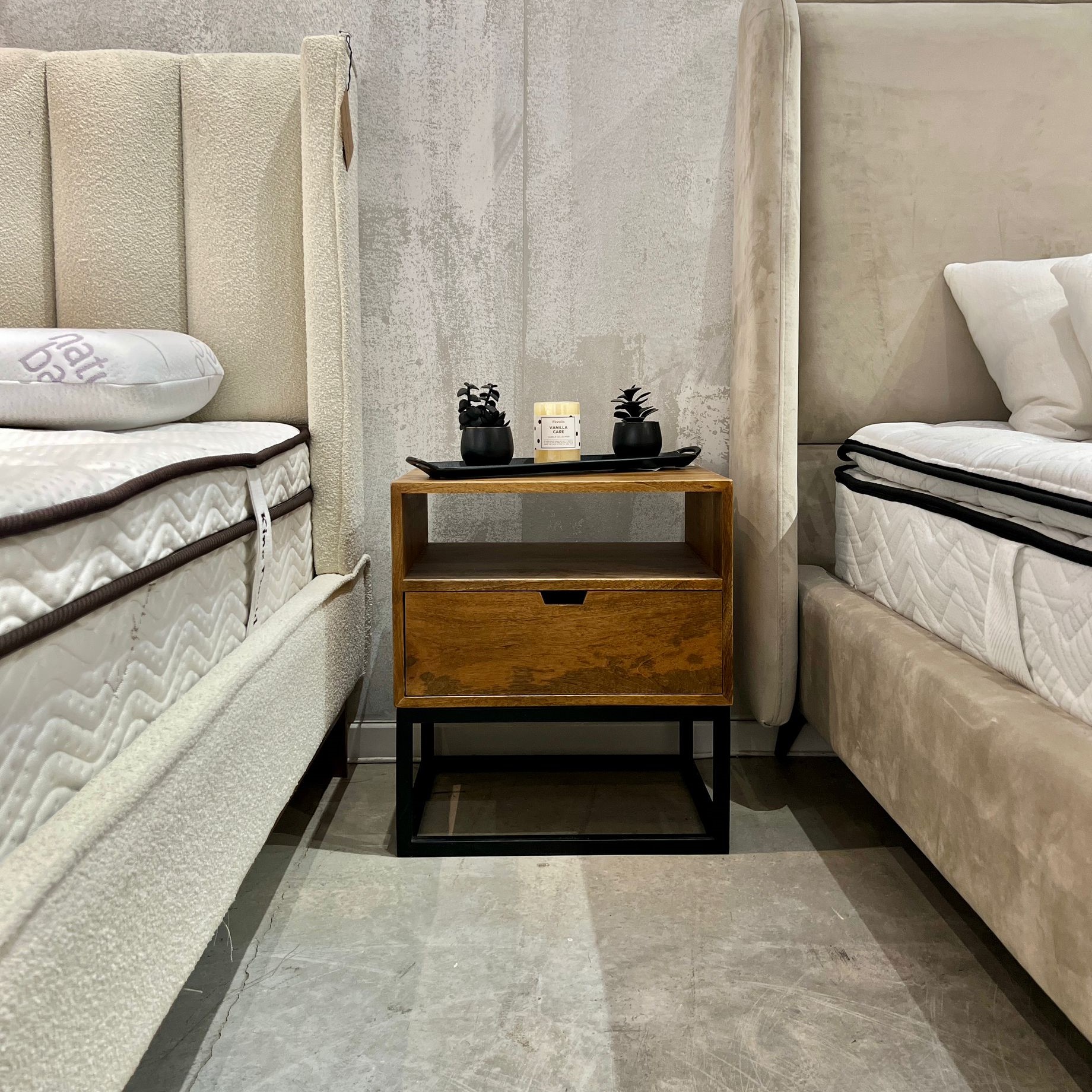 שידת צד עץ מנגו דגם סוניל - אחרונה במלאי!