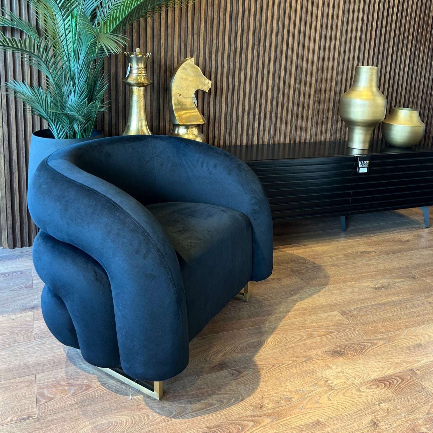 כורסא מודרנית בד קטיפה שחור רגל זהב דגם בלה ויויאן כורסא מודרנית בד קטיפה שחור רגל זהב דגם בלה ויויאן