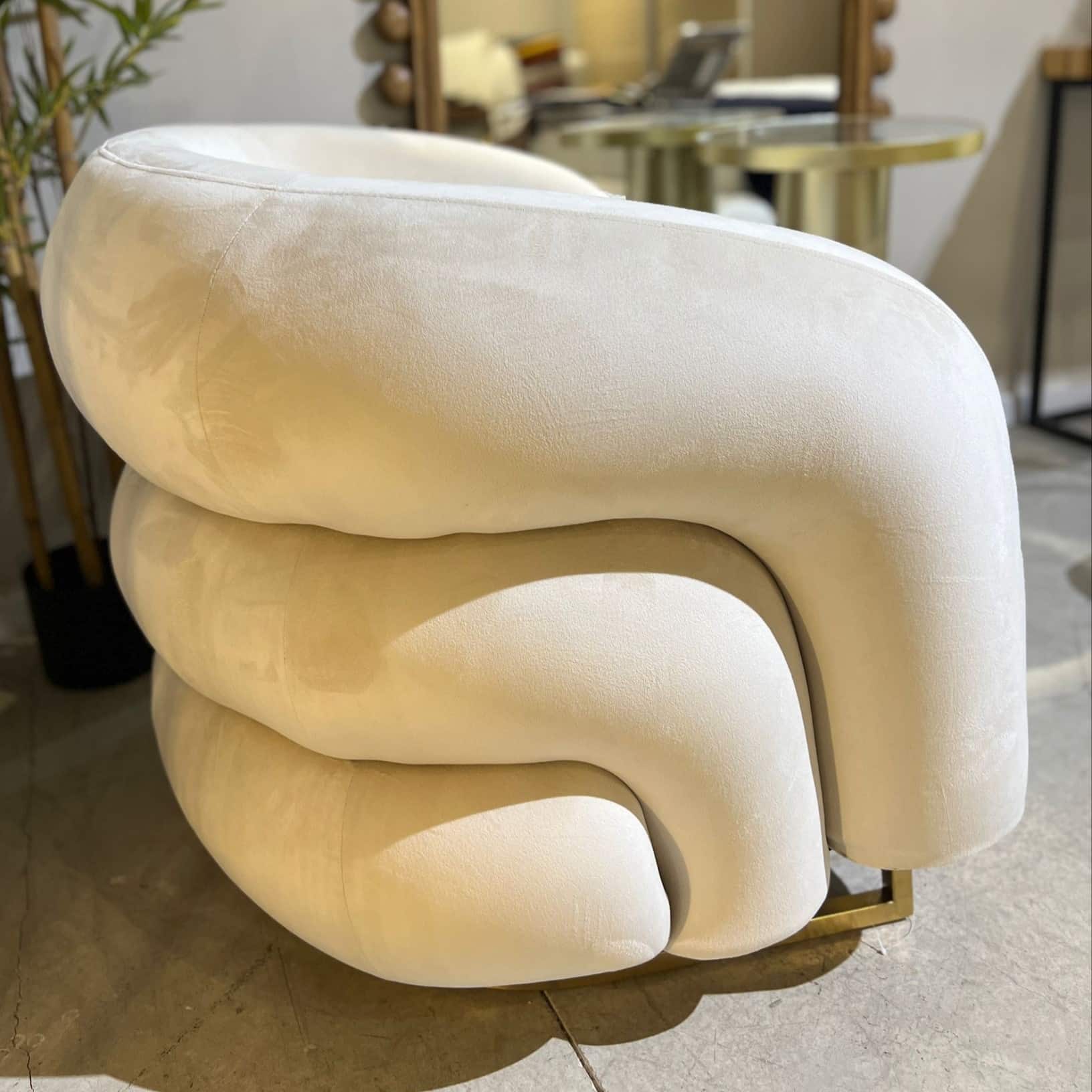 כורסא מודרנית קטיפה שמנת דגם בלה ויויאן