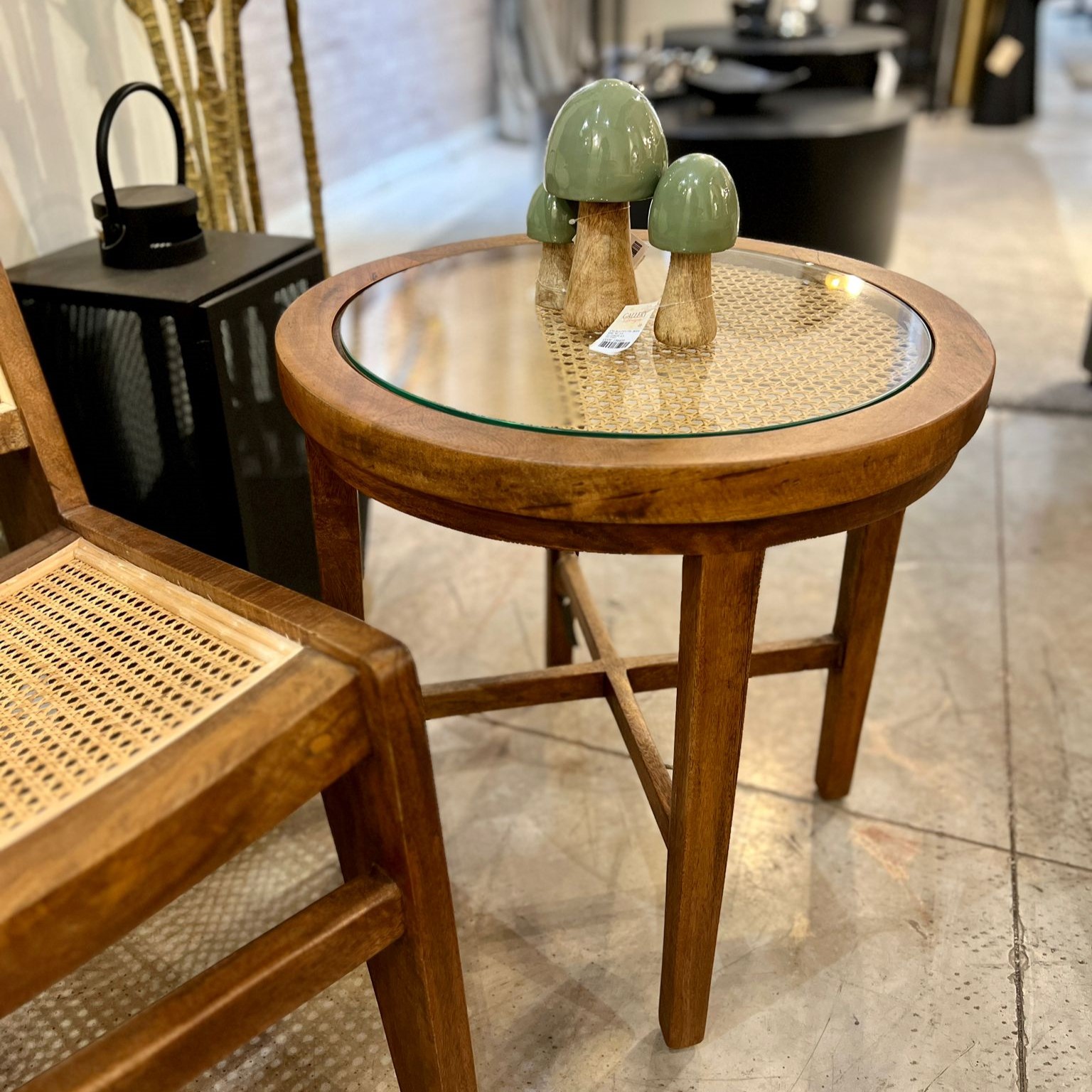 כורסא ושולחן צד בעיצוב כפרי