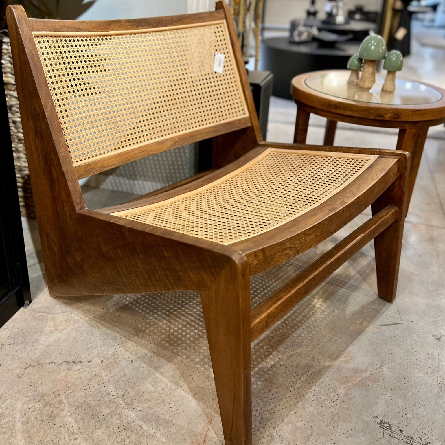 כורסא ושולחן צד בעיצוב כפרי