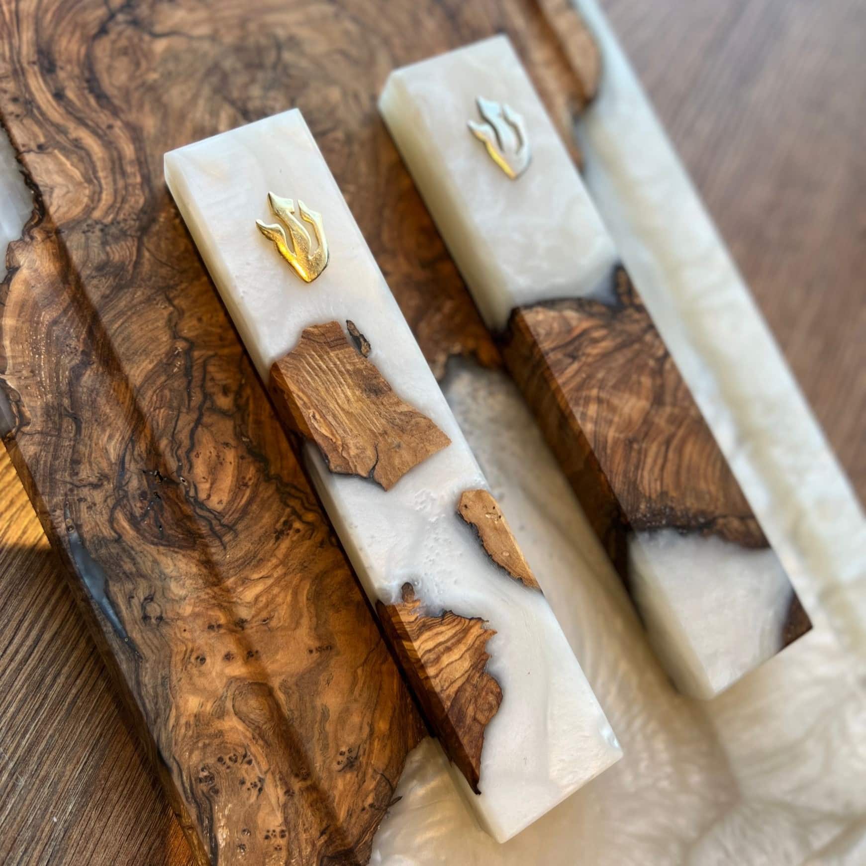 מזוזה אפוקסי בהיר בשילוב עץ זית