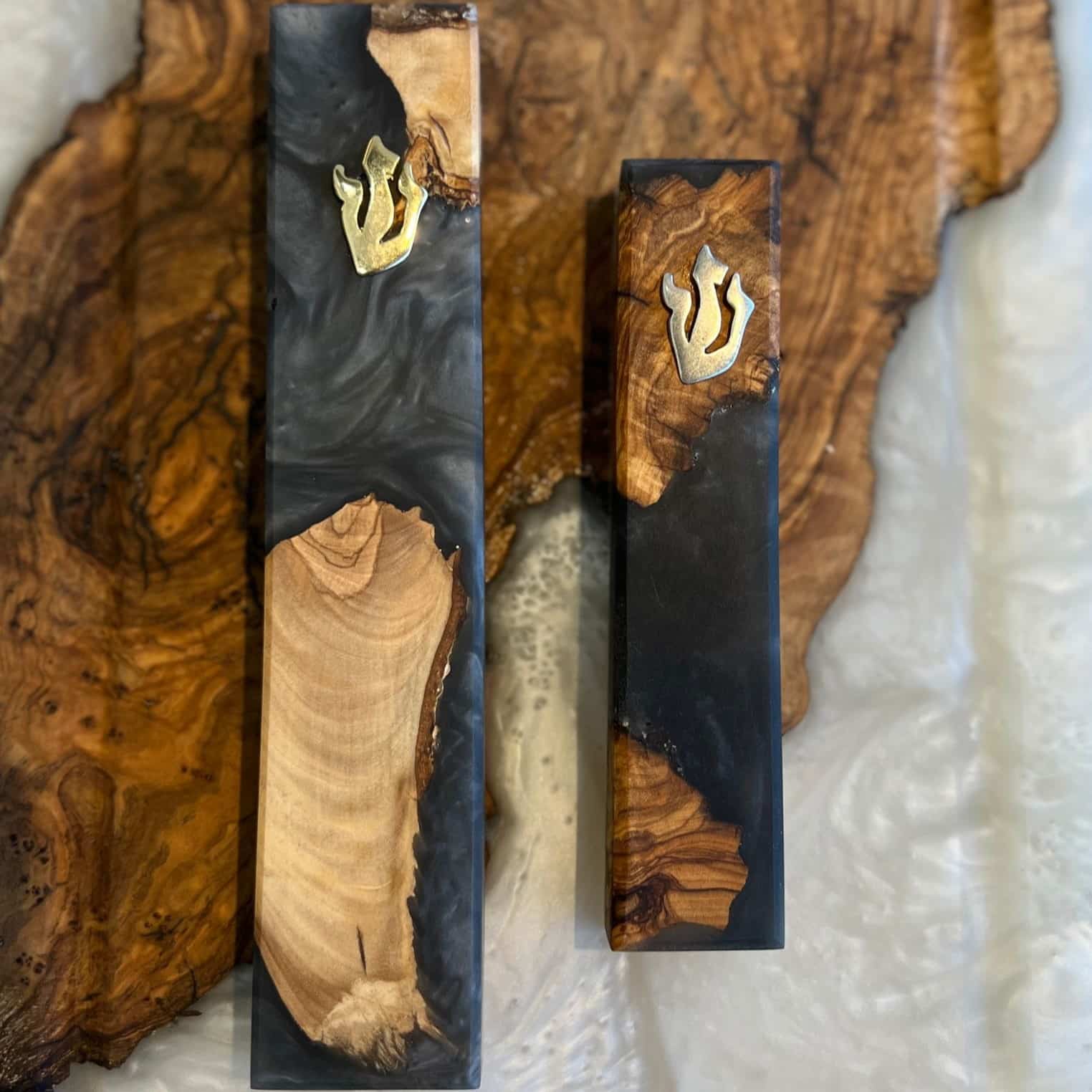 מזוזה אפוקסי שחור בשילוב עץ זית