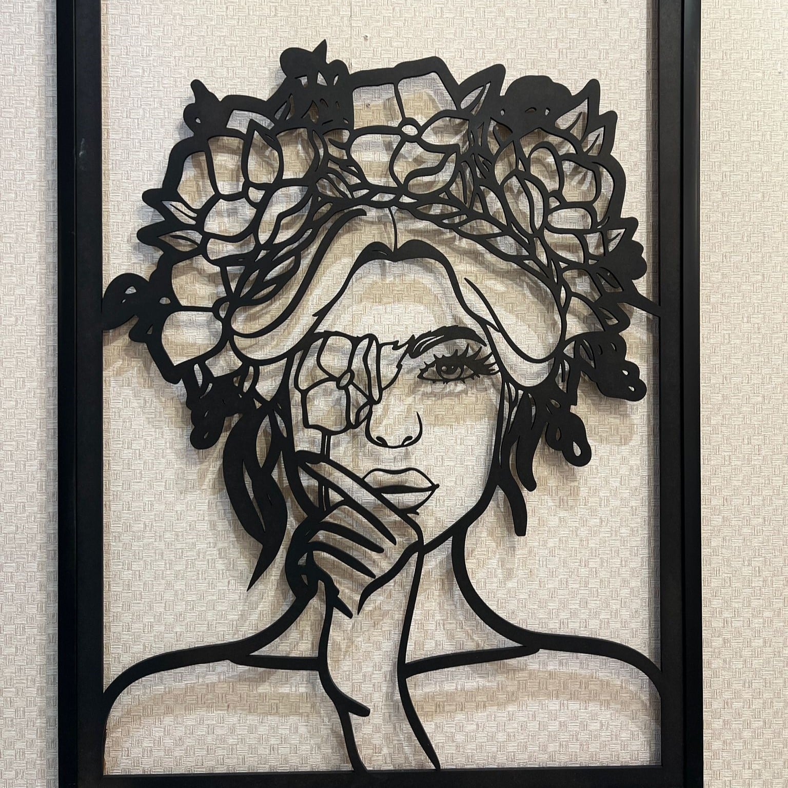 תמונת לייזר אישה עם פרחים 70/100 מסגרת מוריאל תמונת לייזר אישה עם פרחים 70/100 מסגרת מוריאל