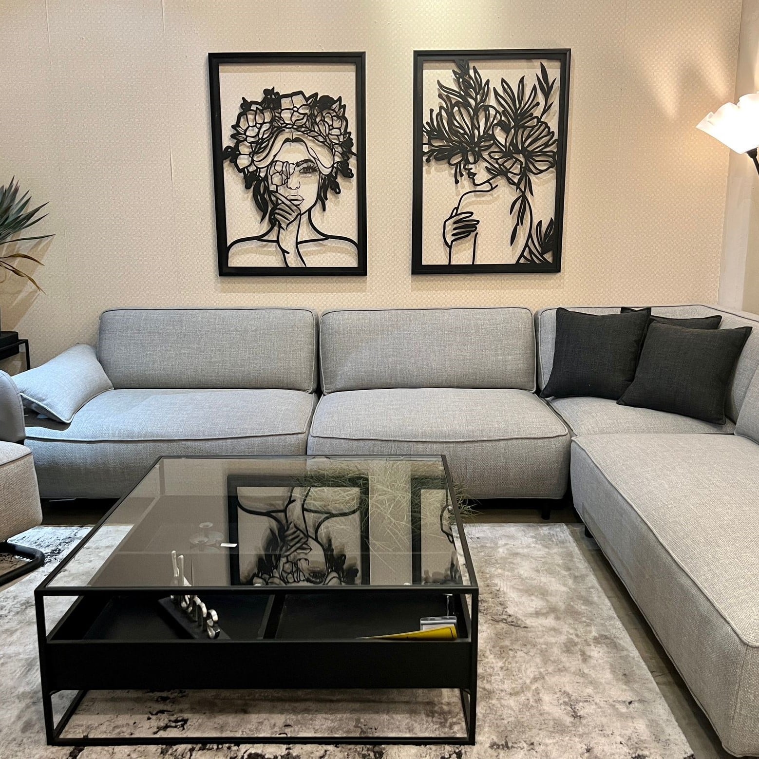 תמונת לייזר אישה עם פרחים 70/100 מסגרת מוריאל תמונת לייזר אישה עם פרחים 70/100 מסגרת מוריאל