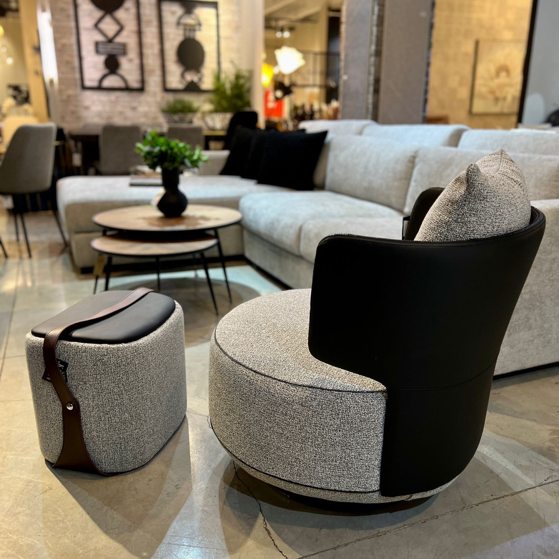 כורסא מסתובבת רולקס דגם קימי גב שחור מושב אריג שחור לבן