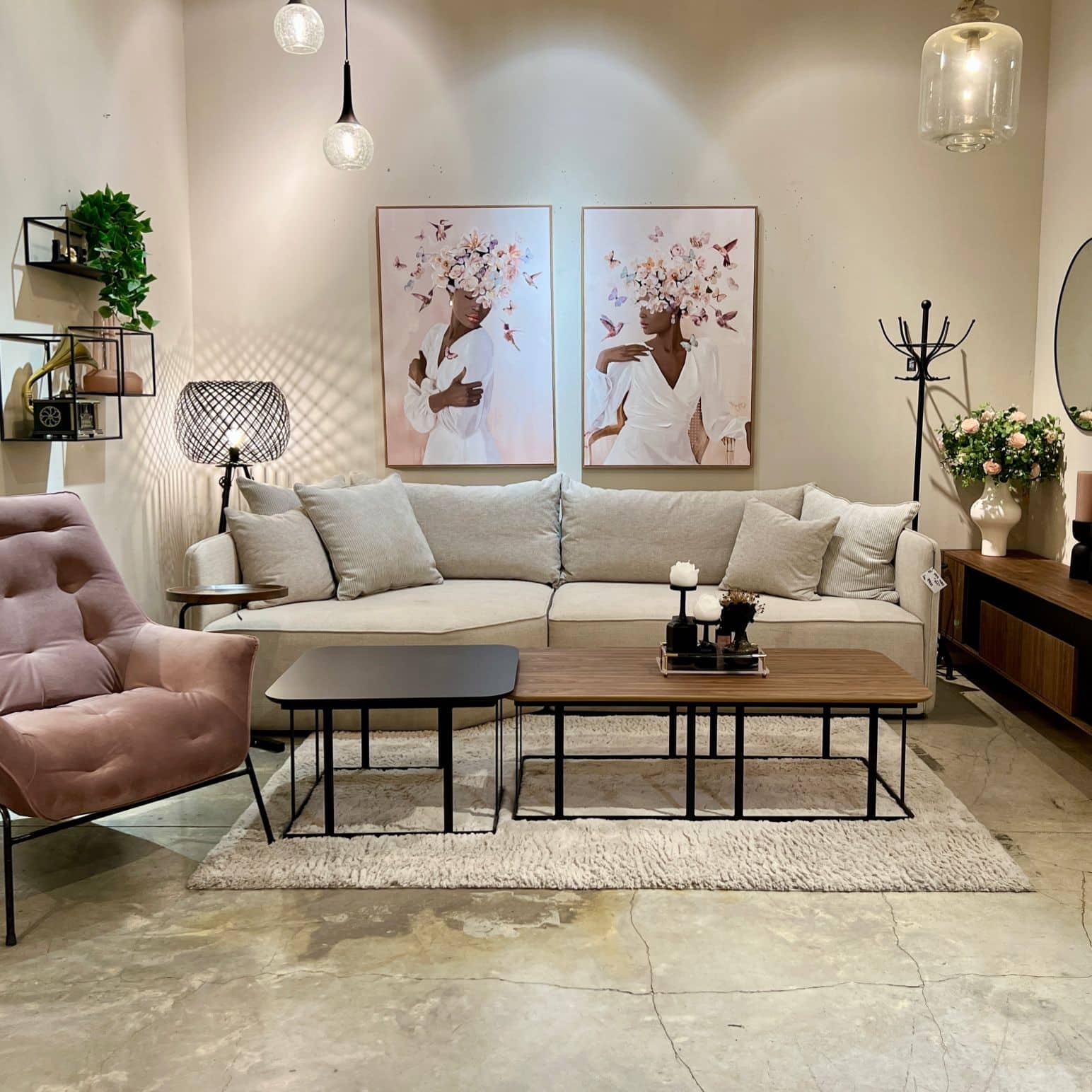 תמונה שמן אישה עם רקע ורוד בשילוב הדפסה עם מסגרת