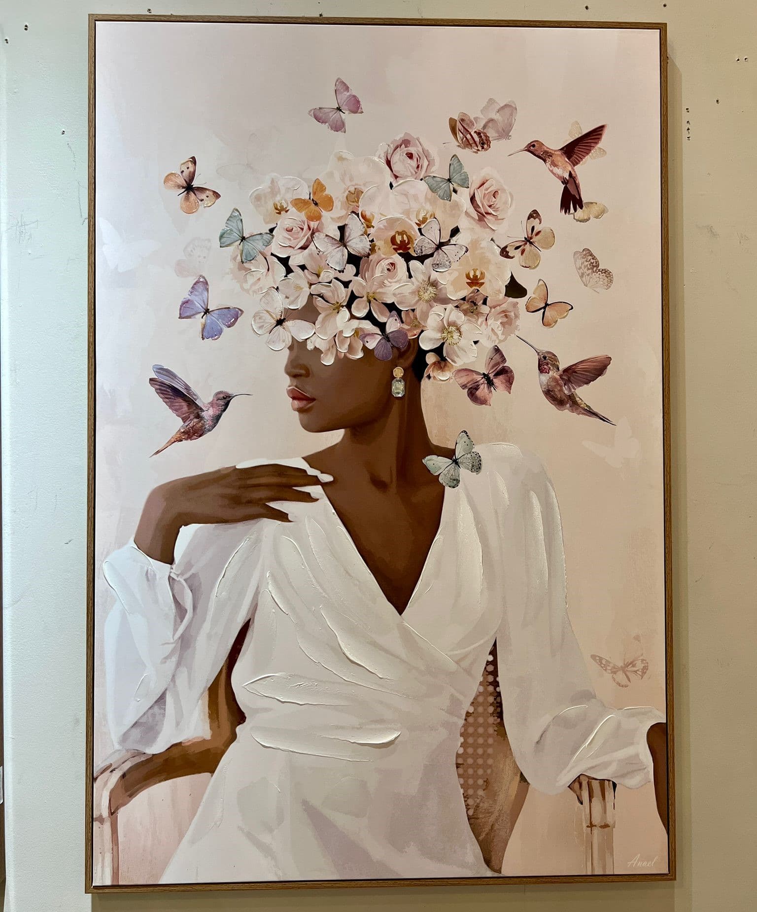 תמונה שמן אישה עם רקע ורוד בשילוב הדפסה עם מסגרת