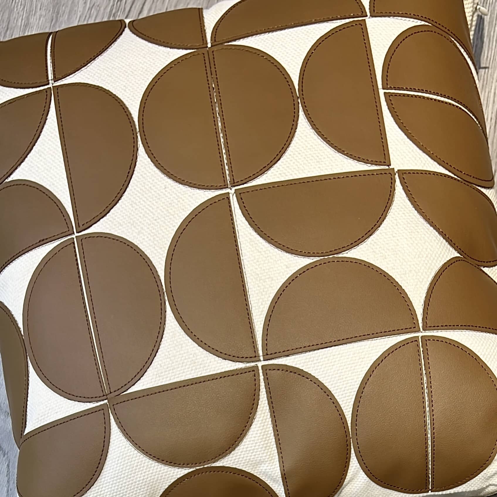 כרית מרובעת רקע בז חצאי עיגול דמוי עור חום 45/45 דגם איקו כולל מילוי